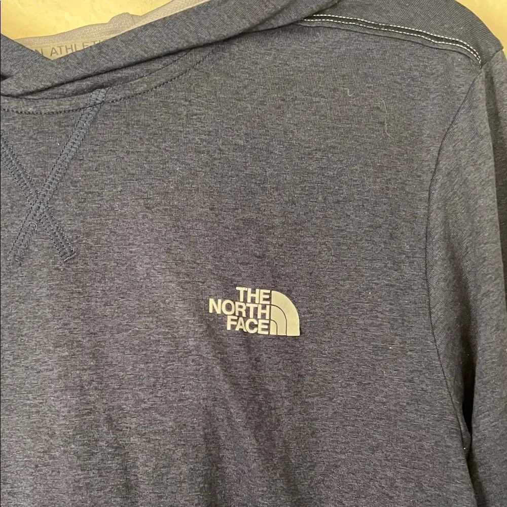 Like New! The North Face Flashdry Hooded Long Sleeve Pullover in M